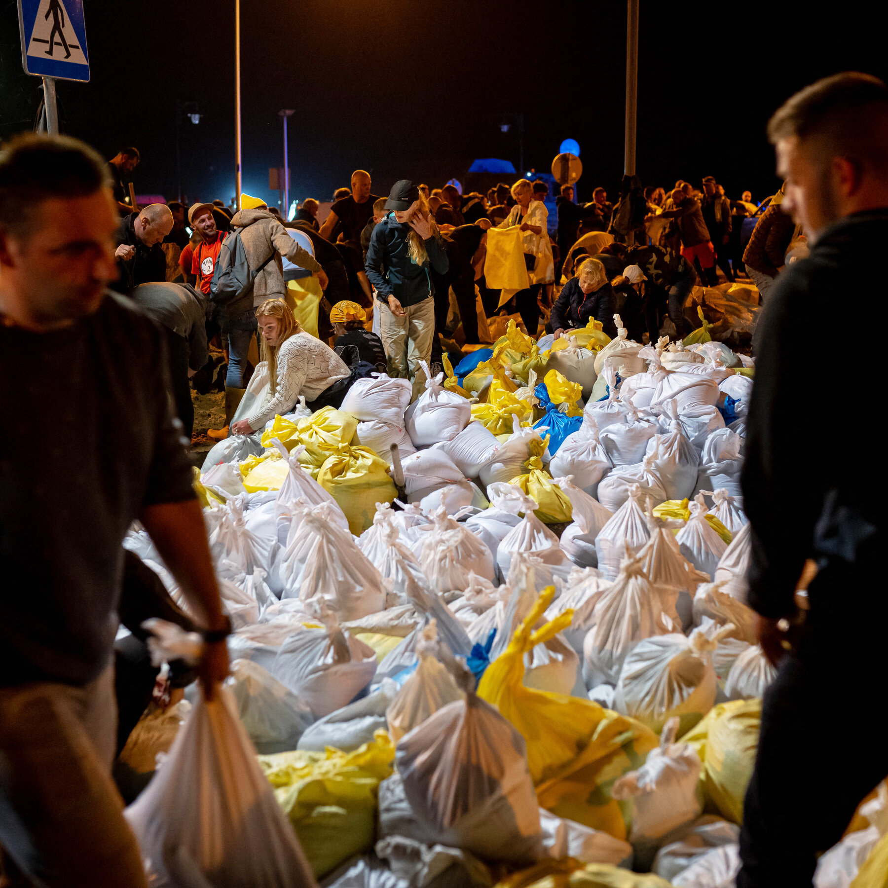 With Sandbags and Team Spirit, a Polish City Fought Off a Flood