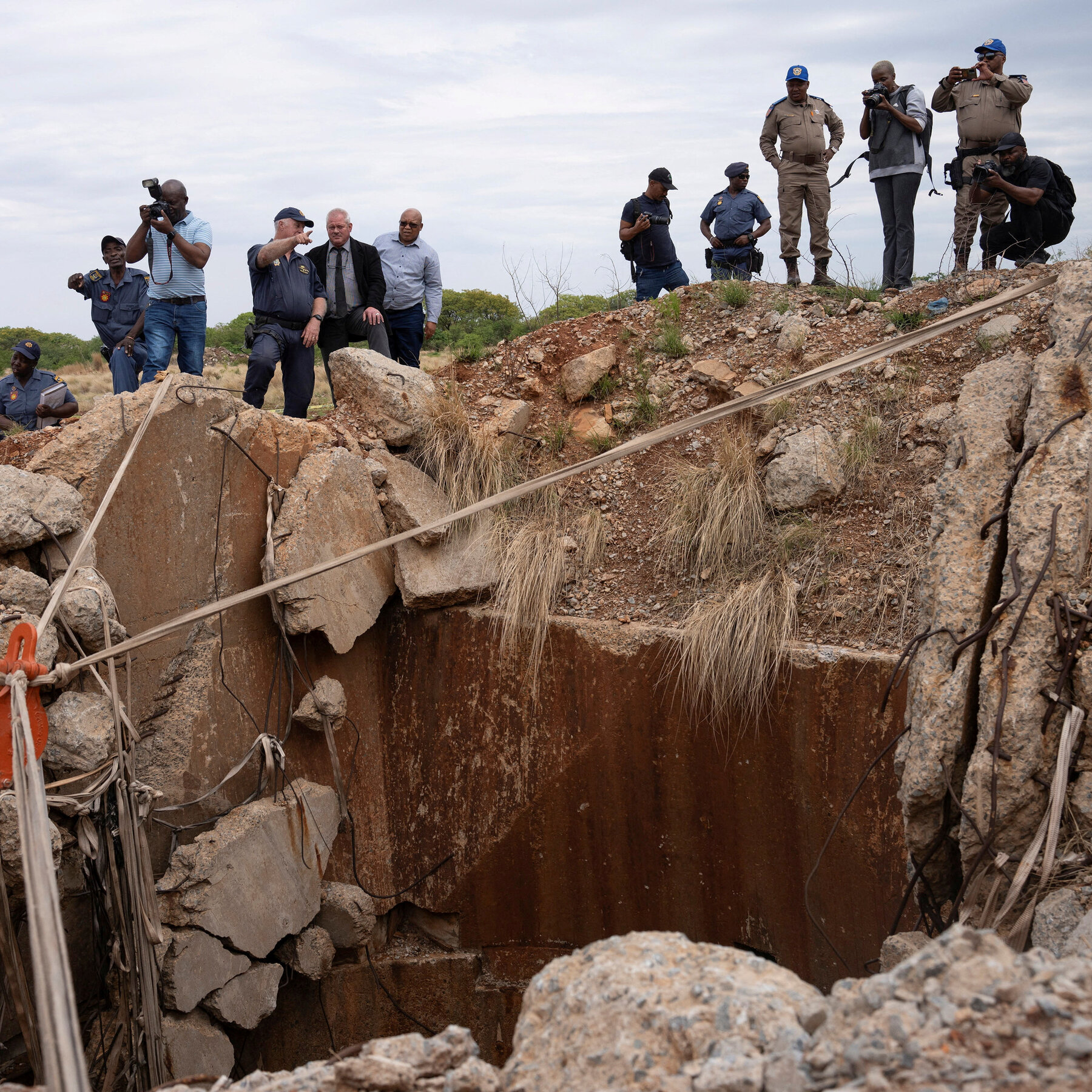 South Africa Police Try Siege Tactics on Illegal Mining, Igniting Debate